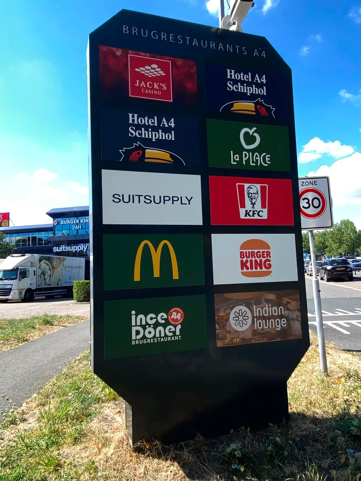 Het bord van de Brugrestaurants A4 met daarop het logo van İNCE DÖNER A4
